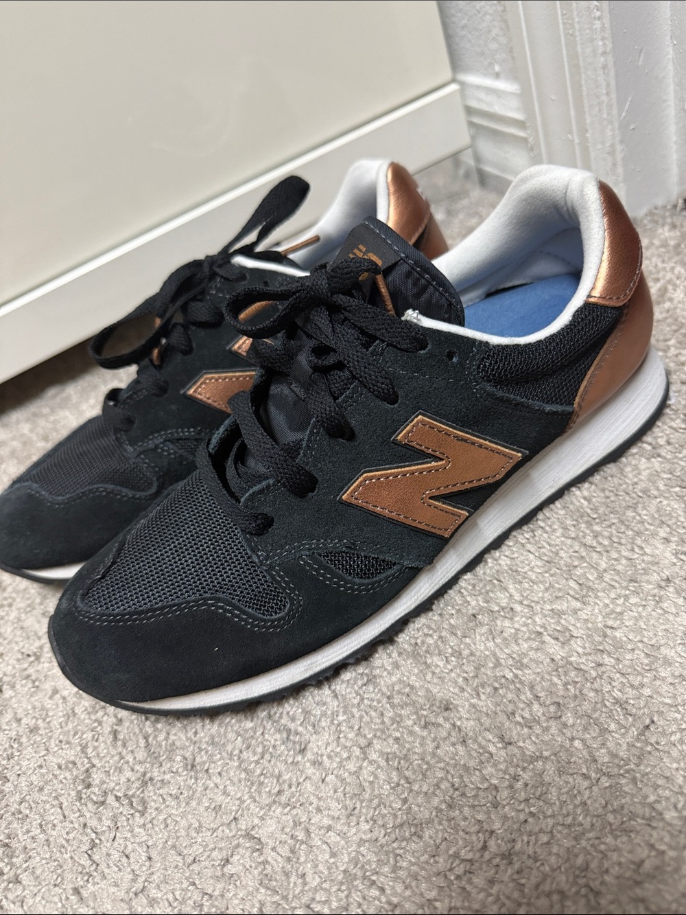 New Balance 520 women’s sneakers in black with rose gold size 8